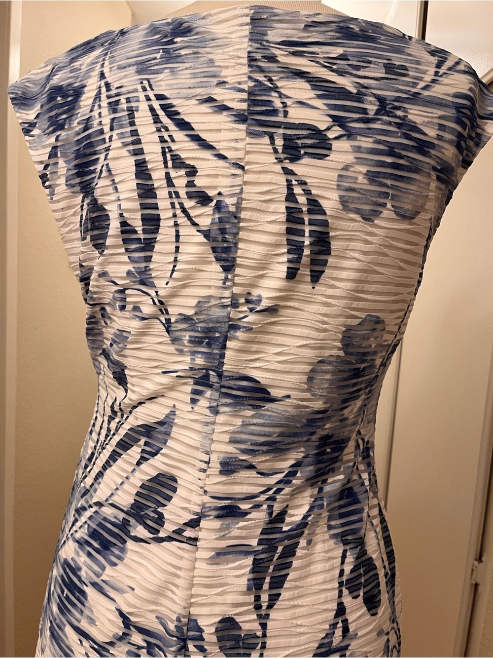 Connected Apparel White and Blue Floral Pleated Midi Sheath Dress - Size 8 - Picture 5 of 5